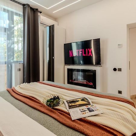 Luxury Living: Smart 2Br Apartment At Unirii Square Букурещ Екстериор снимка