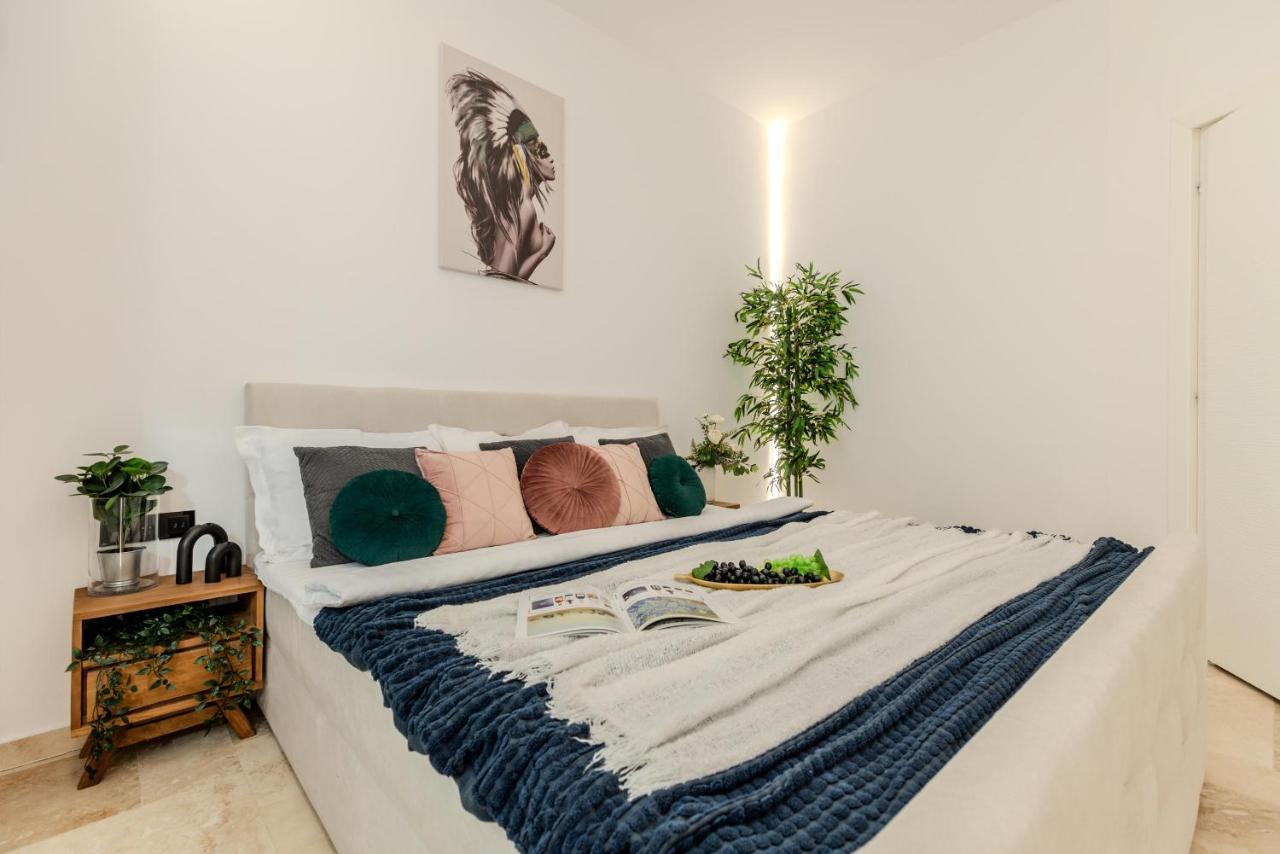 Luxury Living: Smart 2Br Apartment At Unirii Square Букурещ Екстериор снимка