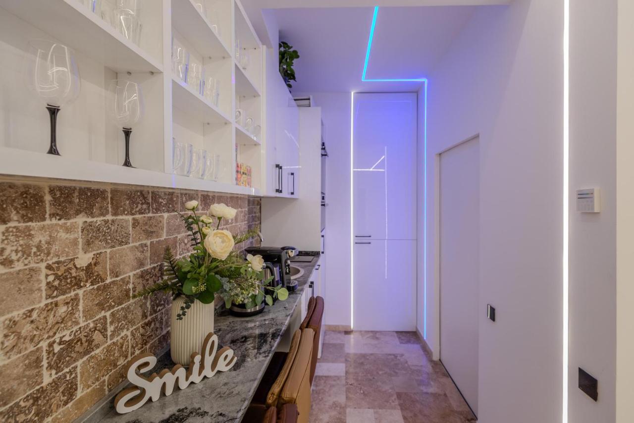 Luxury Living: Smart 2Br Apartment At Unirii Square Букурещ Екстериор снимка