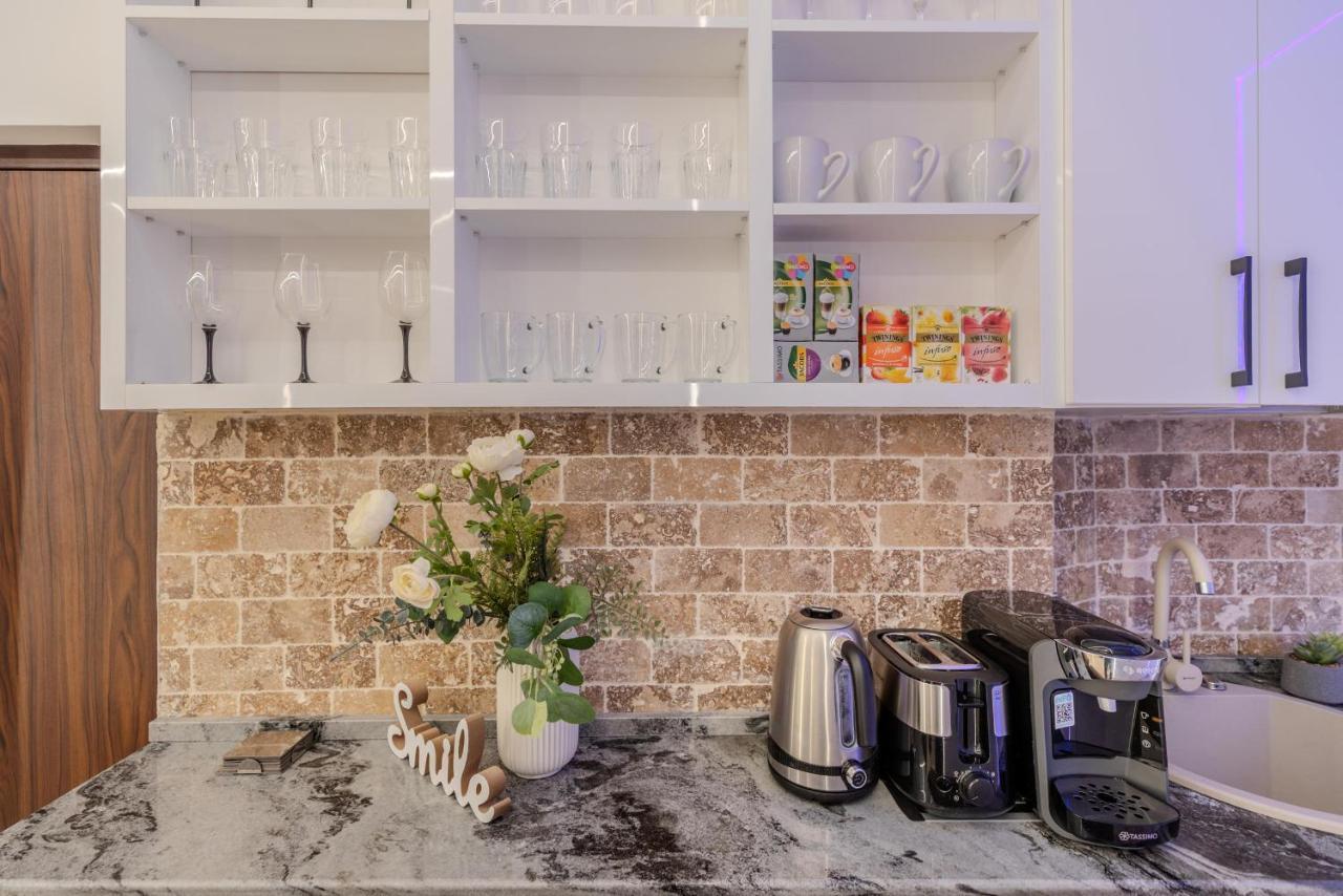 Luxury Living: Smart 2Br Apartment At Unirii Square Букурещ Екстериор снимка