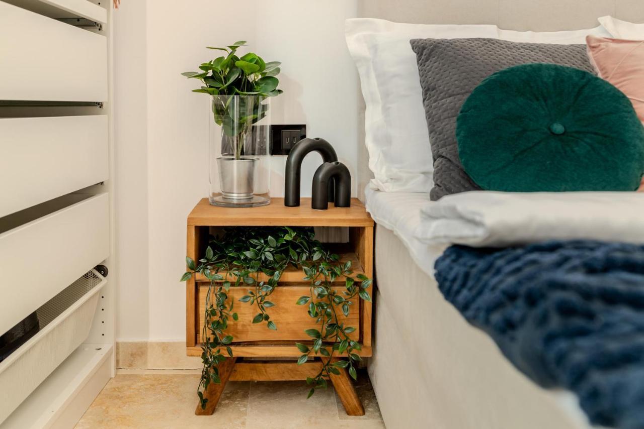 Luxury Living: Smart 2Br Apartment At Unirii Square Букурещ Екстериор снимка