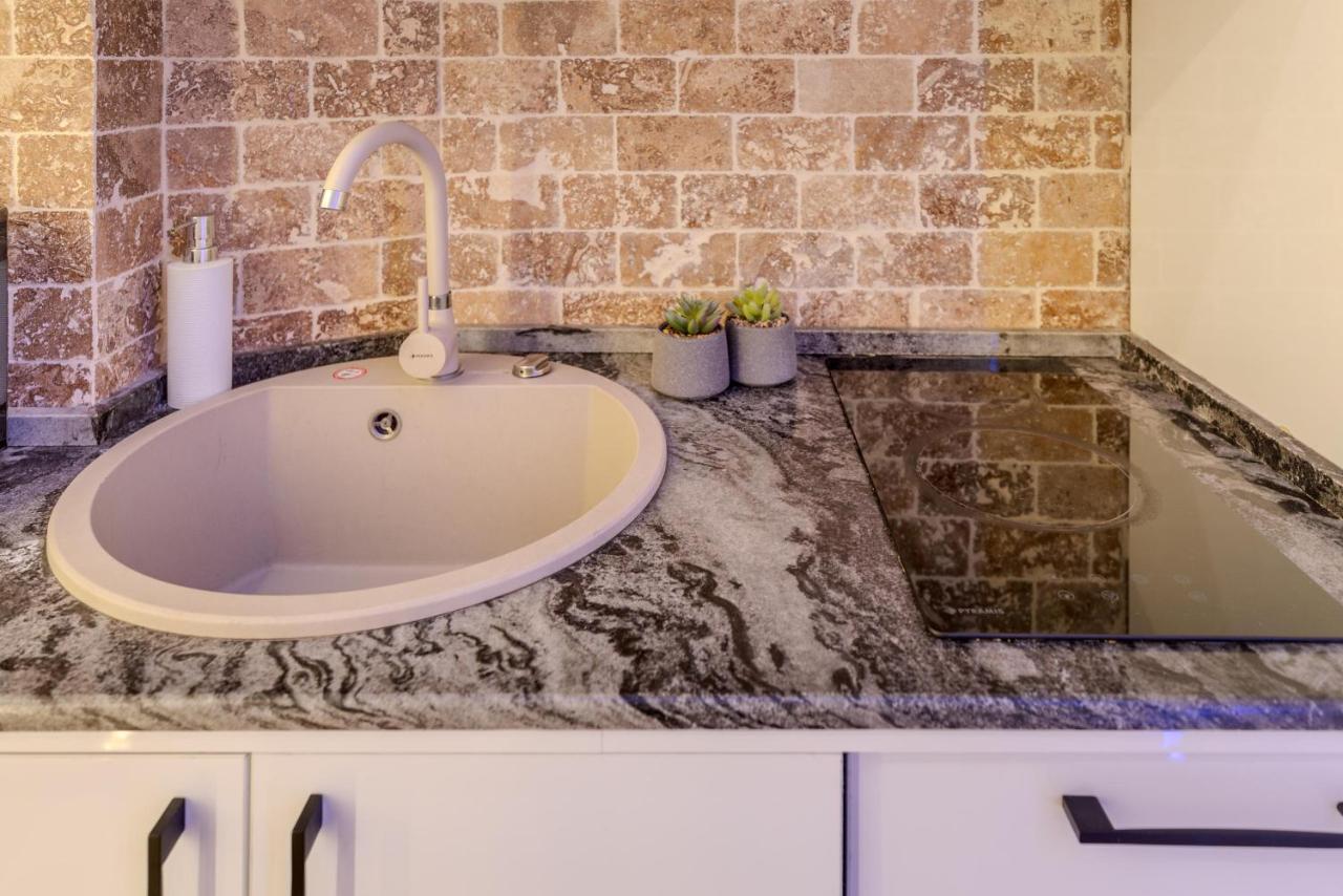 Luxury Living: Smart 2Br Apartment At Unirii Square Букурещ Екстериор снимка