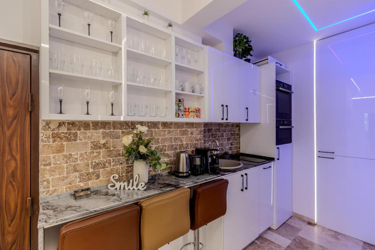 Luxury Living: Smart 2Br Apartment At Unirii Square Букурещ Екстериор снимка