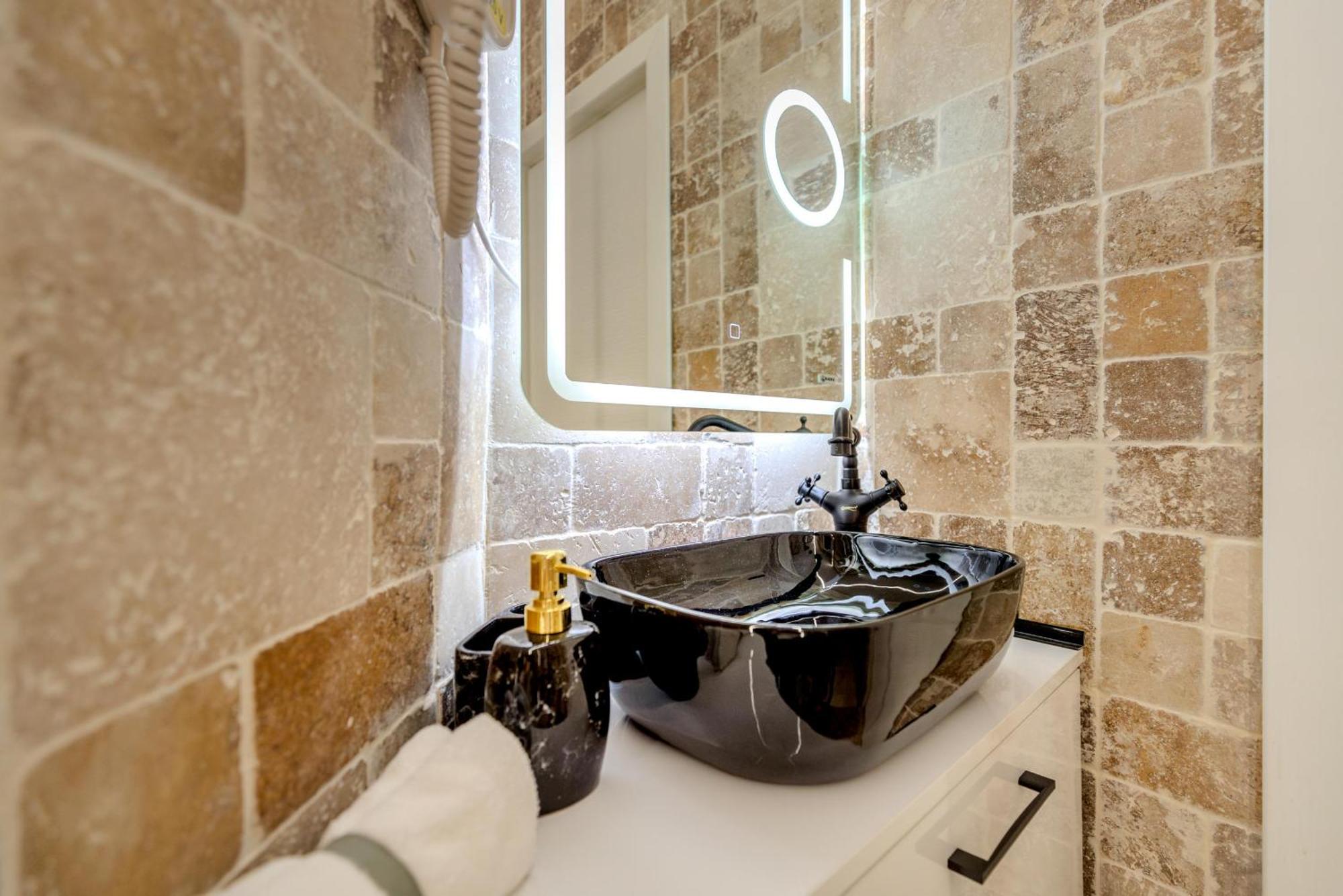 Luxury Living: Smart 2Br Apartment At Unirii Square Букурещ Екстериор снимка